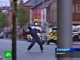 В столице Северной Ирландии Белфасте в среду продолжились столкновения между католиками и протестантами, огнестрельное ранение в ногу получил фотокорреспондент