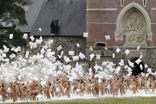 [фото] В Бельгии 800 человек приняли участие в голой фотосессии