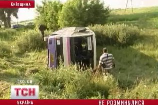 [фото] В Броварском районе перевернулся автобус с пассажирами
