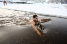 Омские «моржи» открыли купальный сезон
