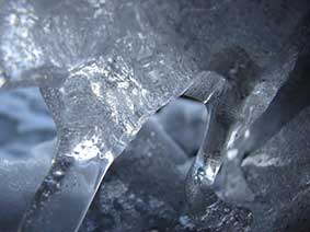 Лёд, когда расстает, очень похож на дистиллированную воду